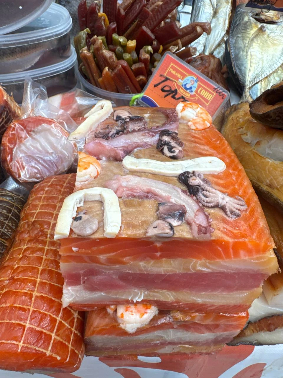 Торт из 4 видов рыб с украшениями, вяленный