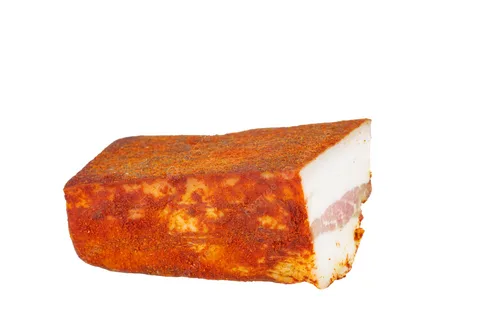 Сало белое с прослойкой мяса и паприкой